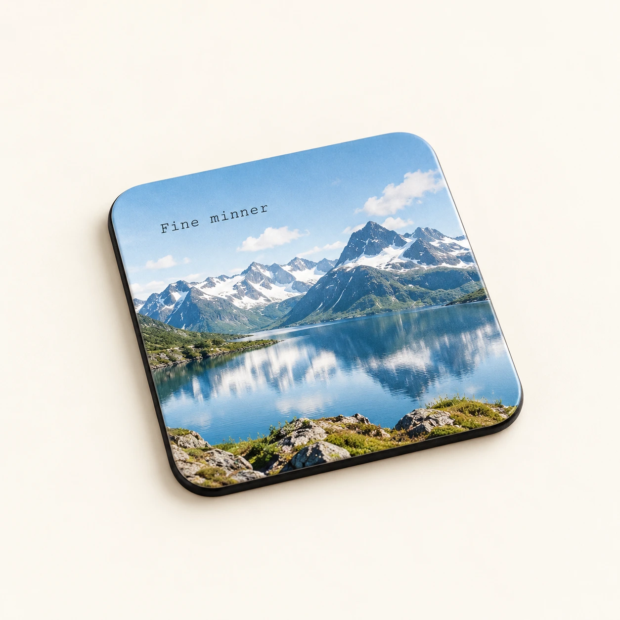 Illustrasjonsmockup: Fotomagnet i MDF, 5 × 5 cm — 1 fotomagnet