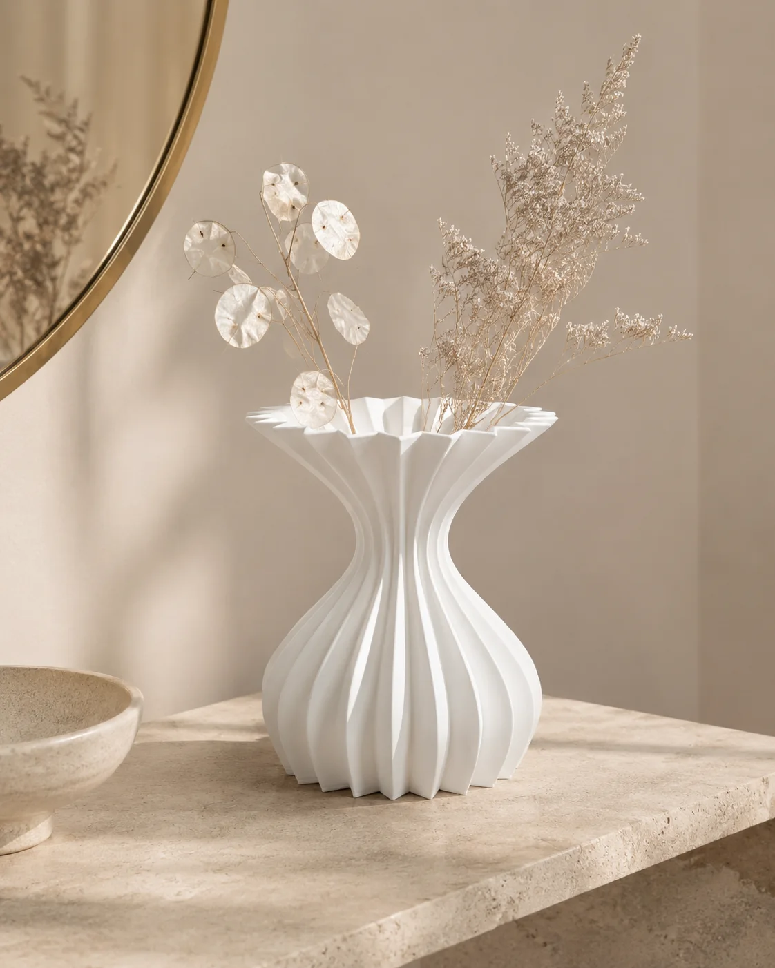 Hvit 18 cm høy 3D-printet designvase med dype vertikale folder, innsvingt midtparti og bred geometrisk åpning i origami-inspirert stil.