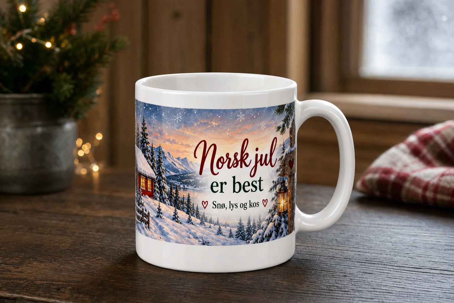Originalbildet viser en hvit kopp med hank og et vintermotiv av en rød hytte, snødekte fjell, grantrær og lykt, samt teksten «Norsk jul er best – Snø, lys og kos». En flat referanse av motivet vises nederst i bildet.