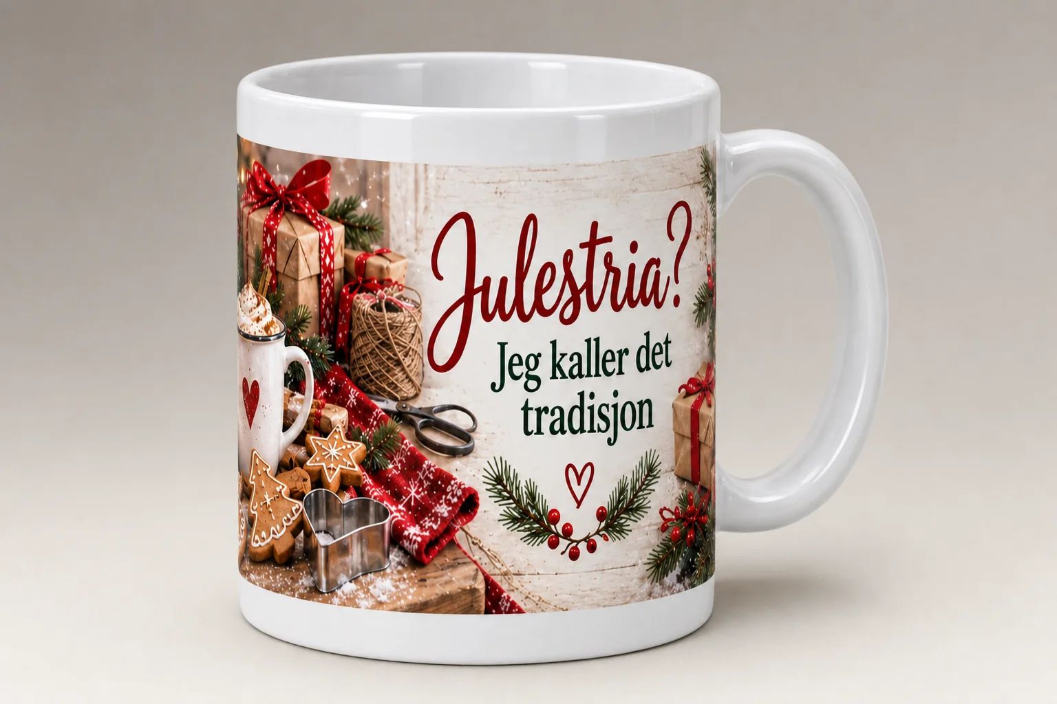 Originalbilde av et hvitt krus med julemotiv, gavepakker, pepperkaker, granbar og teksten «Julestria? Jeg kaller det tradisjon», samt motivet vist flatt under kruset.