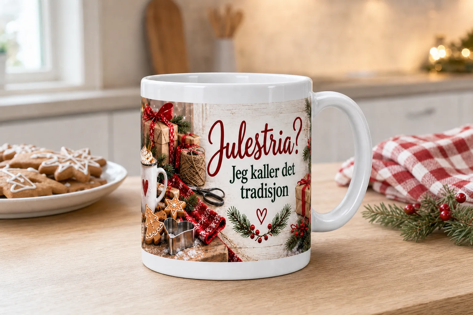 Originalbilde av et hvitt krus med julemotiv, gavepakker, pepperkaker, granbar og teksten «Julestria? Jeg kaller det tradisjon», samt motivet vist flatt under kruset.