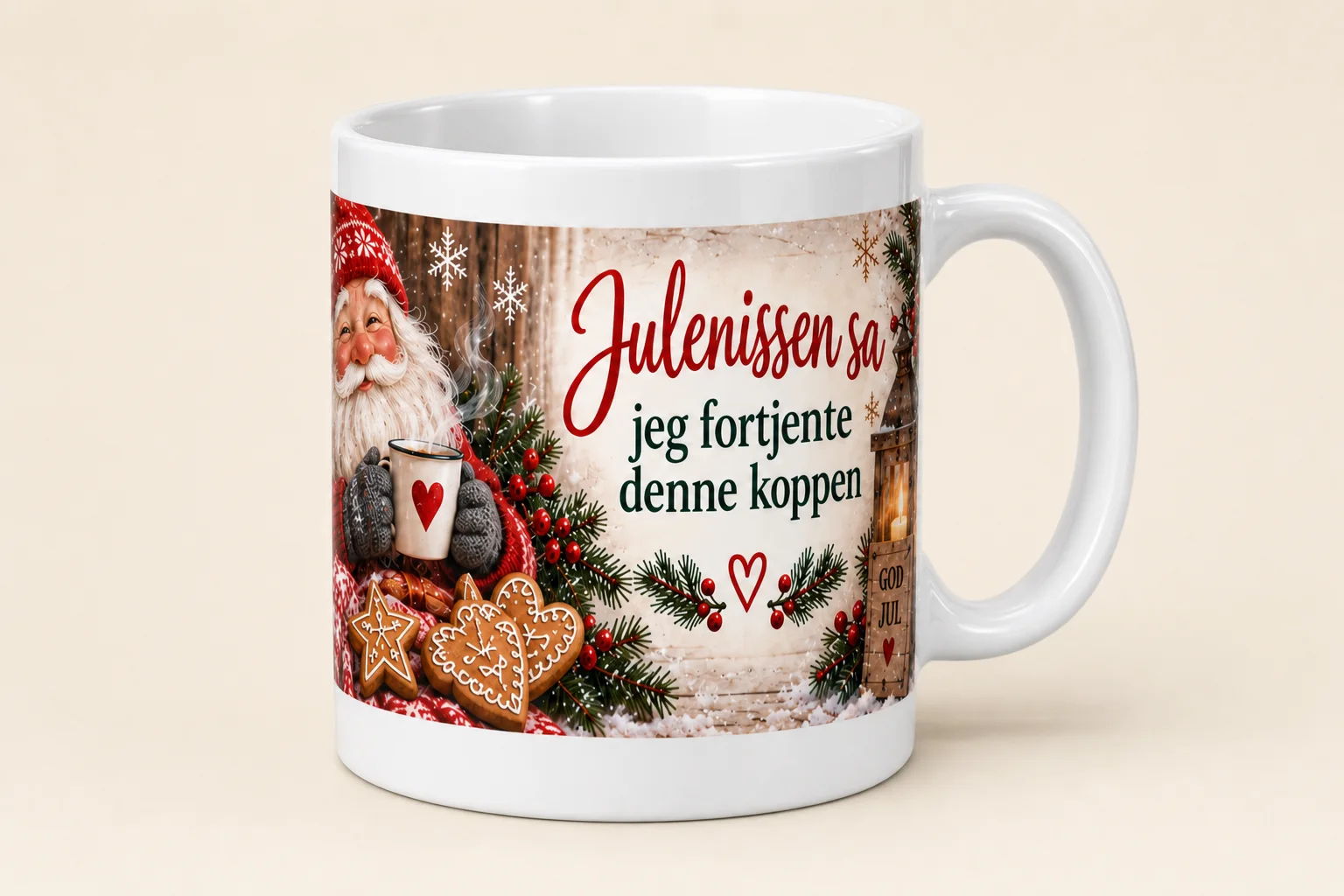 Originalbilde av en hvit kopp med hank og sublimert julemotiv av nisse, granbar, pepperkaker og teksten «Julenissen sa jeg fortjente denne koppen», med en flat motivoversikt under.