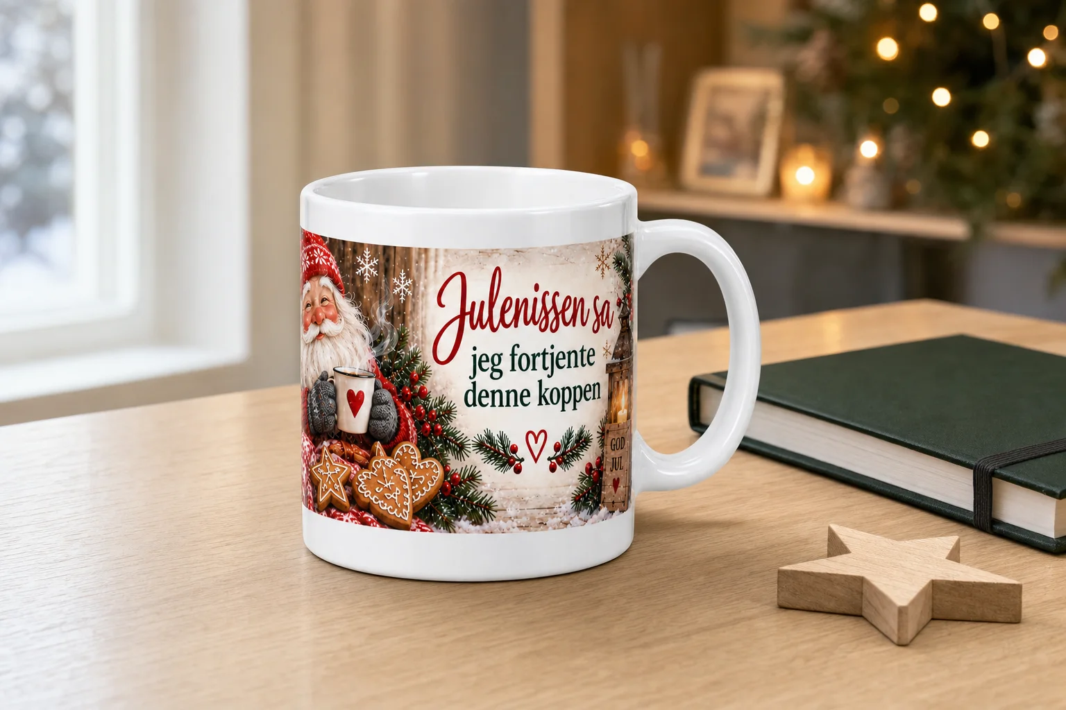 Originalbilde av en hvit kopp med hank og sublimert julemotiv av nisse, granbar, pepperkaker og teksten «Julenissen sa jeg fortjente denne koppen», med en flat motivoversikt under.