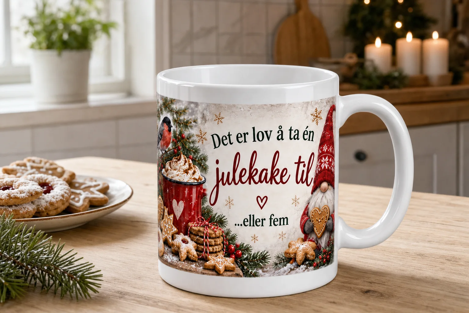 Originalfoto av et hvitt krus med julemotiv, nisse, dompap, julekaker og teksten «Det er lov å ta én julekake til …eller fem», med det komplette motivet vist flatt under.